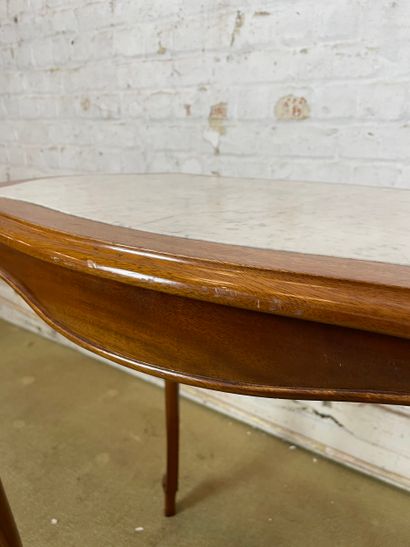 Table d’appoint de style Louis XV 
Petite...