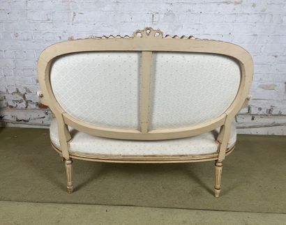 Canapé de style Louis XVI en bois relaqué,...