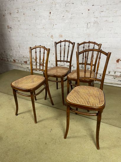 Suite de 4 chaises en bois et cannage - Thonet
Suite...