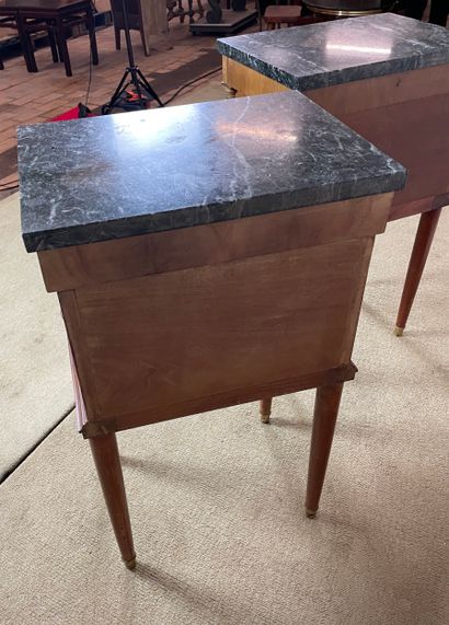 Paire de tables de chevet de style Empire...