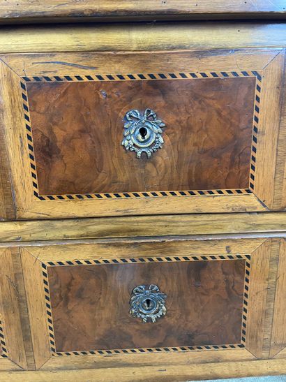 Commode sauteuse de style Louis XVI
Commode...