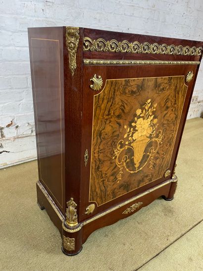 Meuble d’appui en placage et marqueterie,...