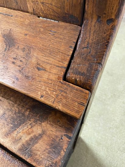 Banc coffre en chêne sculpté, style néo-gothique,...