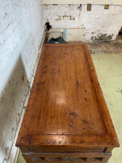 Table console en bois ouvrant par trois tiroirs...