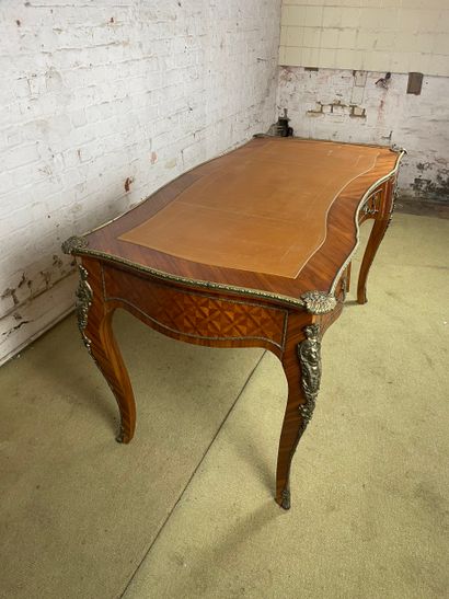 Bureau plat en marqueterie et bronze doré...