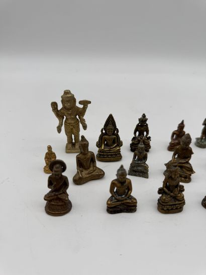 Lot de petites figurines bouddhistes
Ensemble...