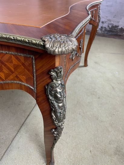 Bureau plat en marqueterie et bronze doré...