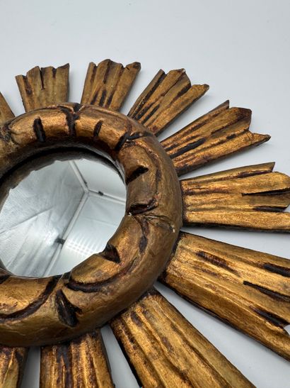 Miroir en bois sculpté et doré, à décor de...
