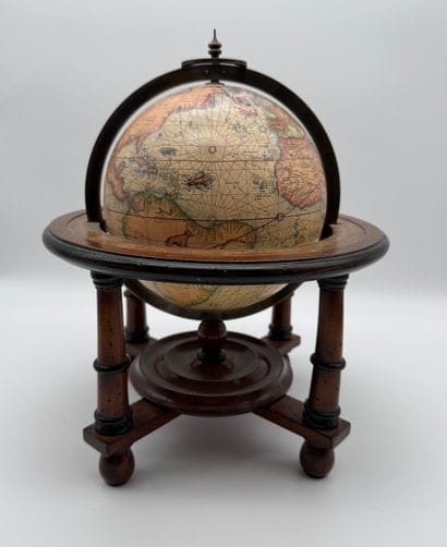 Globe terrestre sur piètement en bois
Globe...