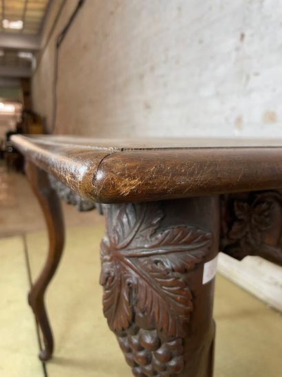 Table en bois sculpté à décor de grappes...