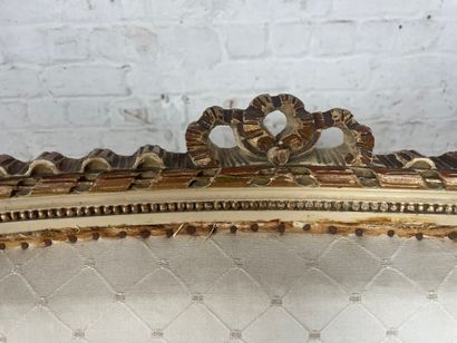 Canapé de style Louis XVI en bois relaqué,...