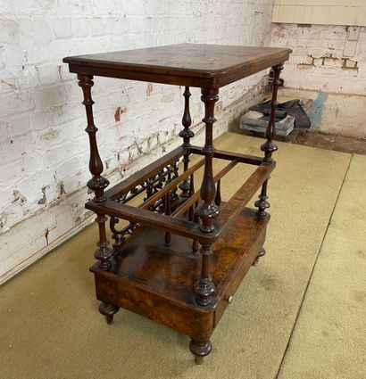 Canterbury / whatnot en noyer et loupe de...