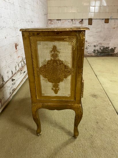 Commode d’appoint en bois stuqué et doré...