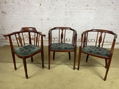 Suite de 3 fauteuils dits « baignoire » de...