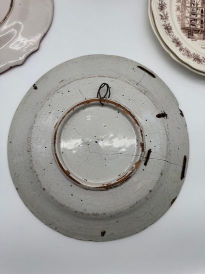 Lot d’assiettes en faïence et céramique diverses...