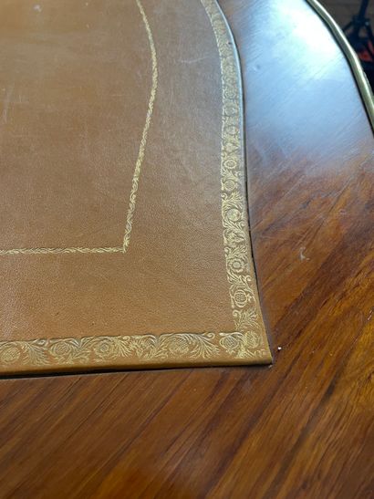 Bureau plat en marqueterie et bronze doré...