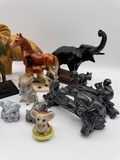 Lot de sujets animaliers en porcelaine, en...