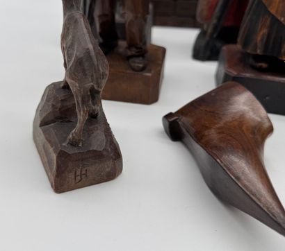 Set of wooden sculptures with various subjects
A...