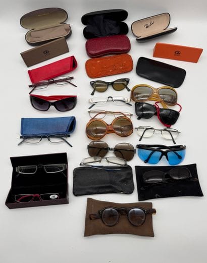 Lot de lunettes et étuis divers
Ensemble...