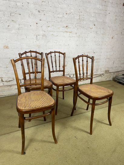 Suite de 4 chaises en bois et cannage - Thonet
Suite...