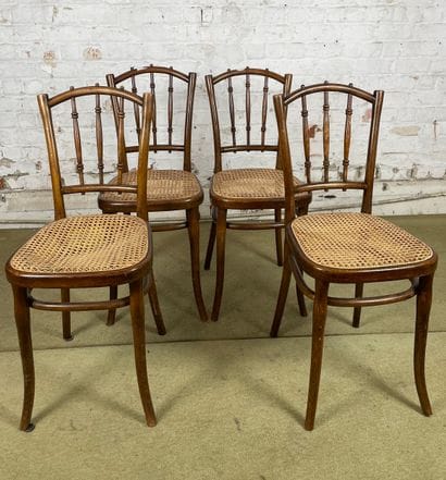 Suite de 4 chaises en bois et cannage - Thonet
Suite...