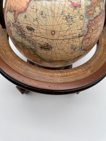 Globe terrestre sur piètement en bois
Globe...