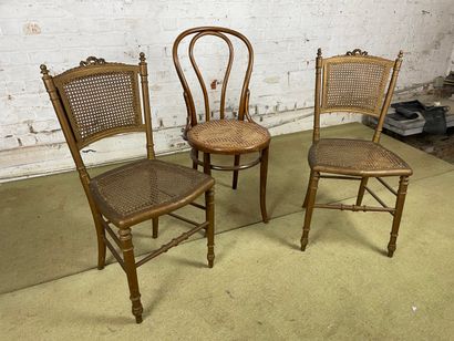 Lot de trois chaises en bois et cannage,...