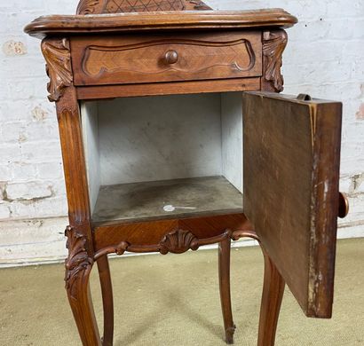 Table de chevet à gradin en bois sculpté,...