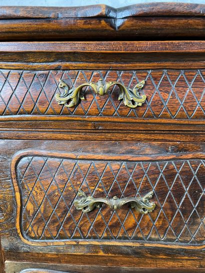 Commode en bois à décor sculpté, poignées...