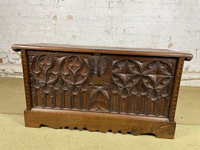Coffre-banc en bois sculpté de style néo-gothique
Coffre-banc...