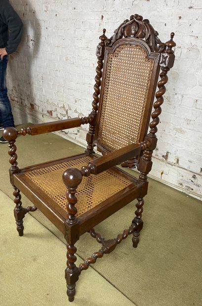 Fauteuil en bois sculpté et cannage - Style...