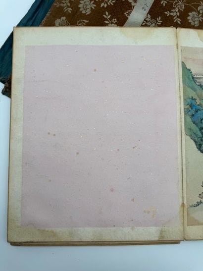Album de peintures sur soie, travail asiatique...