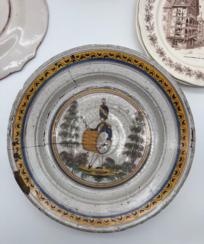 Lot d’assiettes en faïence et céramique diverses...