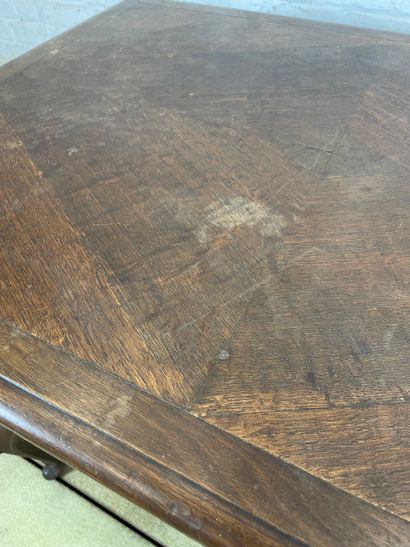 Table en bois sculpté à décor de grappes...