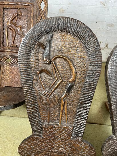 Lot de 4 sièges africains sculptés en bois...