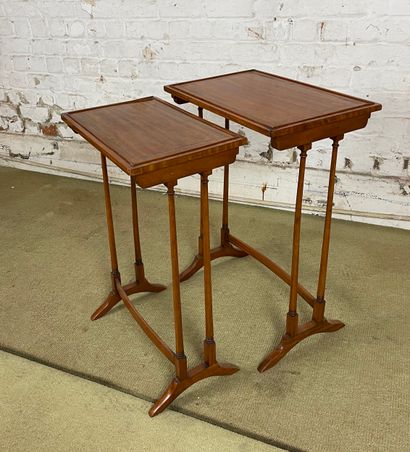 Paire de tables gigognes de style Sheraton...