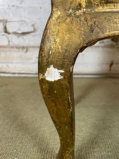 Commode d’appoint en bois stuqué et doré...