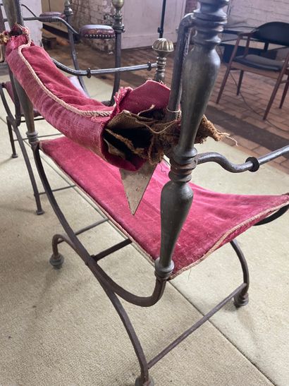 Paire de fauteuils de style néoclassique,...