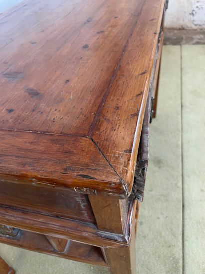 Table console en bois ouvrant par trois tiroirs...