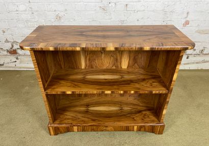 Petite bibliothèque basse en placage de bois...