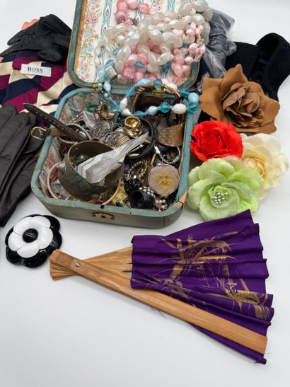 Lot comprenant bijoux fantaisie et accessoires...