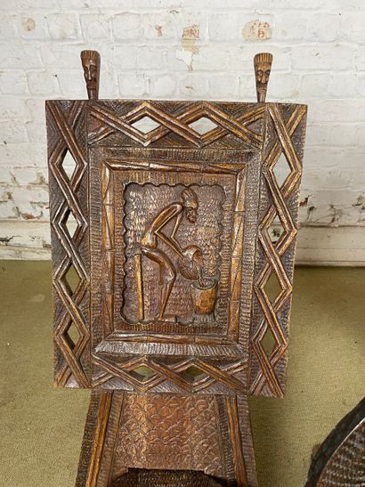 Lot de 4 sièges africains sculptés en bois...