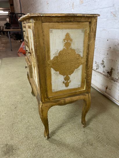 Commode d’appoint en bois stuqué et doré...