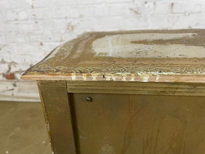 Commode d’appoint en bois stuqué et doré...