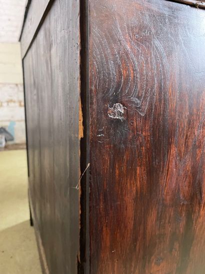 Commode en bois à décor sculpté, poignées...