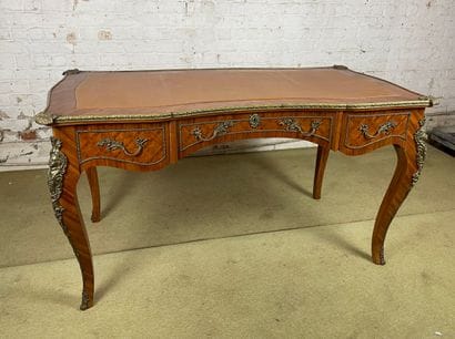 Bureau plat en marqueterie et bronze doré...