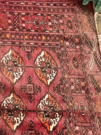 Wool carpet with guls decoration, in the...