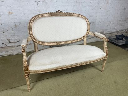 Canapé de style Louis XVI en bois relaqué,...