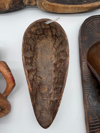 Lot of African-style objects (masks and sculptures)
Set...