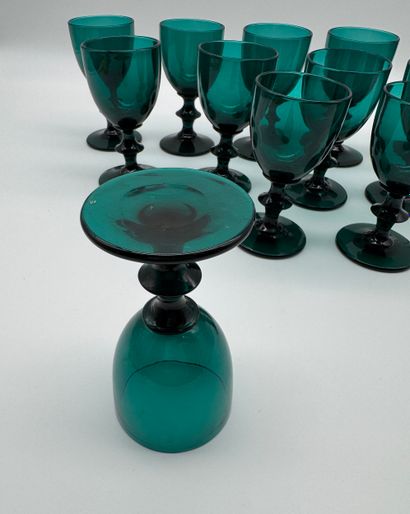 Suite de 12 verres à pied en verre teinté...